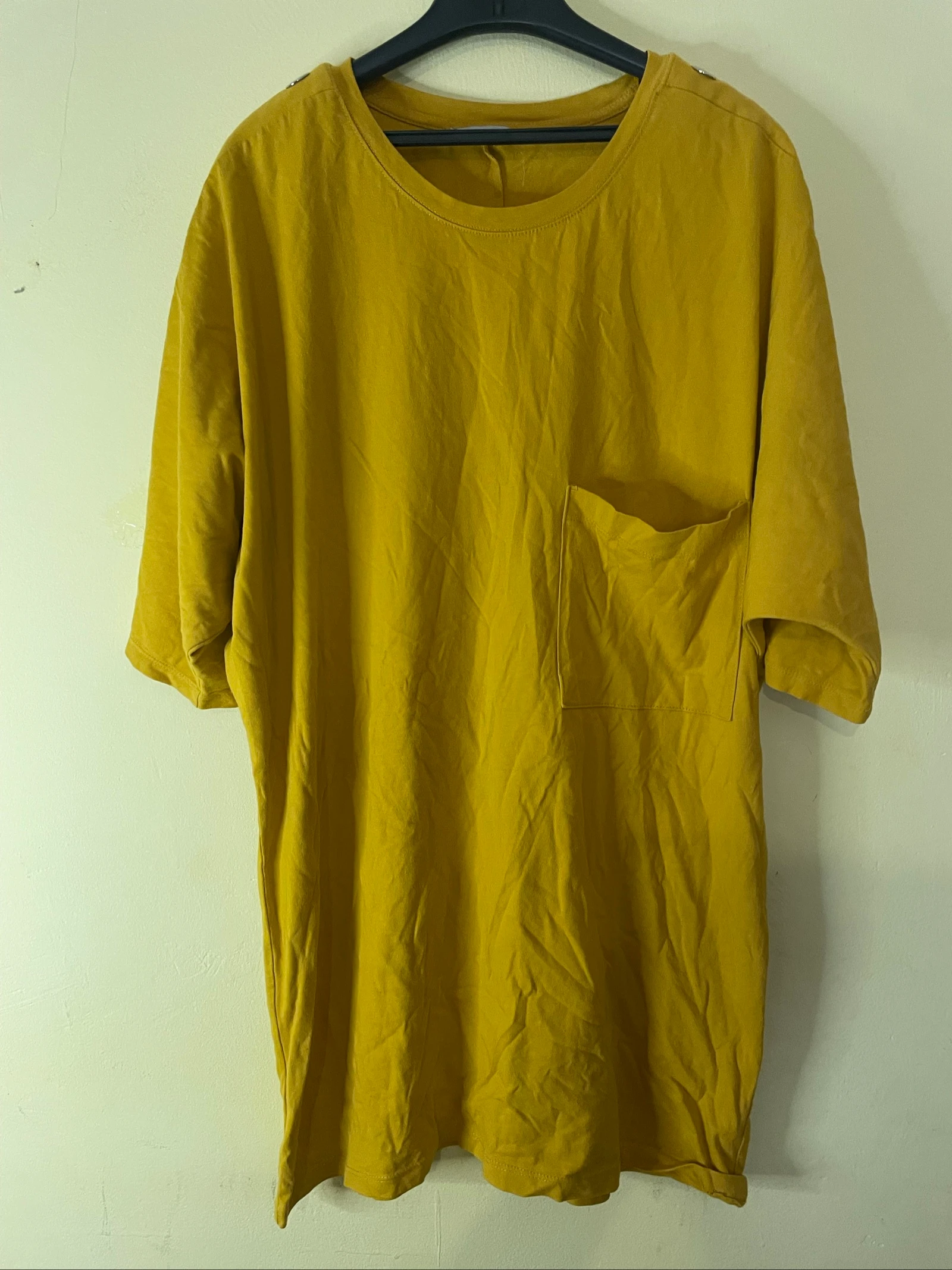 Blusa Oversized Amarela Mostarda com Bolso e Botões Prateados na Manga 